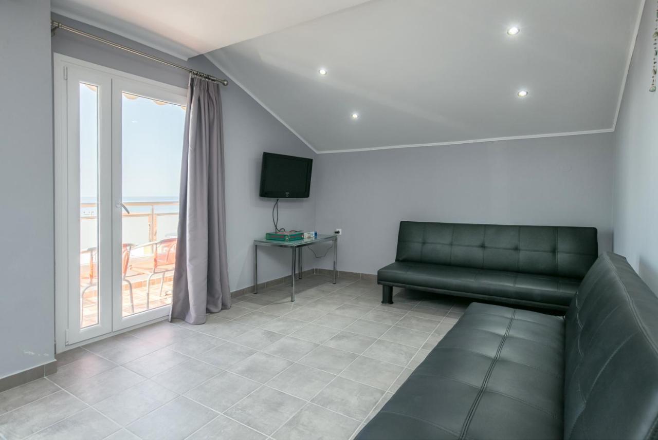 Aliki'S Apartment 利迈纳里亚 外观 照片